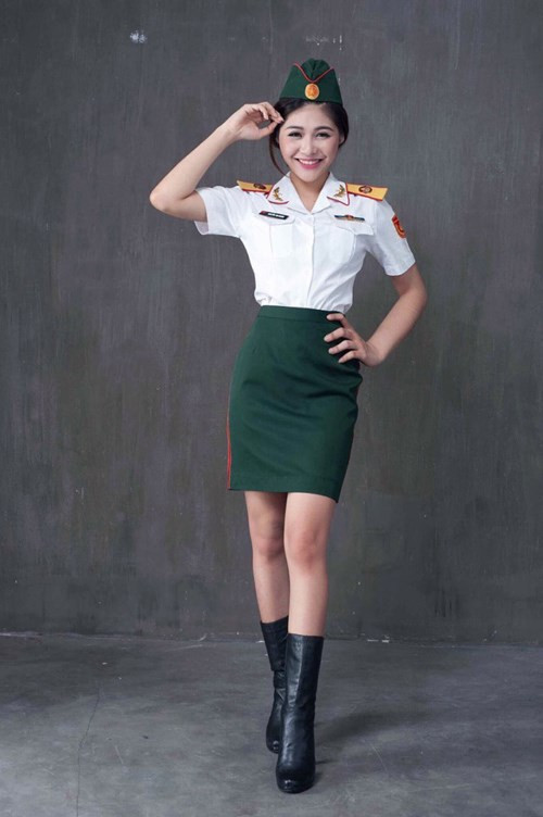 Năm 2014, Ái Thơ từng đỗ vào 2 đại học là Sư phạm Nghệ thuật trung ương (khoa Sư phạm Mỹ thuật) và Văn hóa Nghệ thuật quân đội (khoa Thanh nhạc, hệ dân sự với 23,5 điểm).