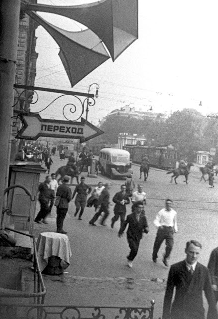 Toàn bộ người dân Leningrad từ đàn ông cho đến phụ nữ, trẻ em đều cố gắng góp công sức trong công cuộc bảo vệ thành phố và ngăn chặn quân Đức phá hủy quê hương.