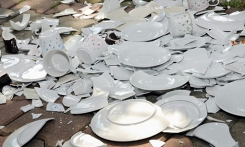 Người Đan Mạch quan niệm bát đĩa vỡ tượng trưng cho may mắn và hạnh phúc. Vì vậy, người dân nơi đây sẽ giữ lại những chiếc bát đĩa cũ và ném vào nhà những người bạn, hàng xóm trong đêm giao thừa. Nếu có càng nhiều bát đĩa vỡ thì điều đó có nghĩa họ sẽ có một năm mới nhiều may mắn.