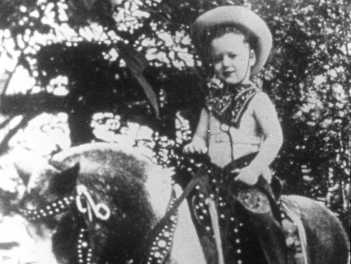 Cựu Tổng thống Mỹ Bill Clinton thích thú khi cưỡi ngựa hồi còn nhỏ ở quê nhà Arkansas.