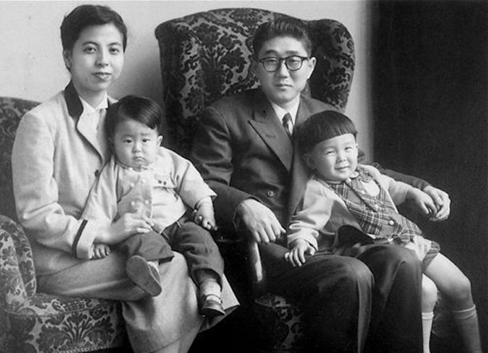 Ảnh Thủ tướng Nhật Shinzo Abe (bên trái ảnh) hồi còn nhỏ trong bức ảnh chụp cùng gia đình năm 1956. Cha của Thủ tướng Abe là cựu Bộ trưởng Ngoại giao Nhật Bản Shintaro Abe.