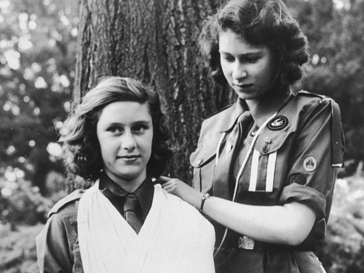 Nữ hoàng Elizabeth II thực hành băng bó vết thương với người em gái Margaret năm 1943.