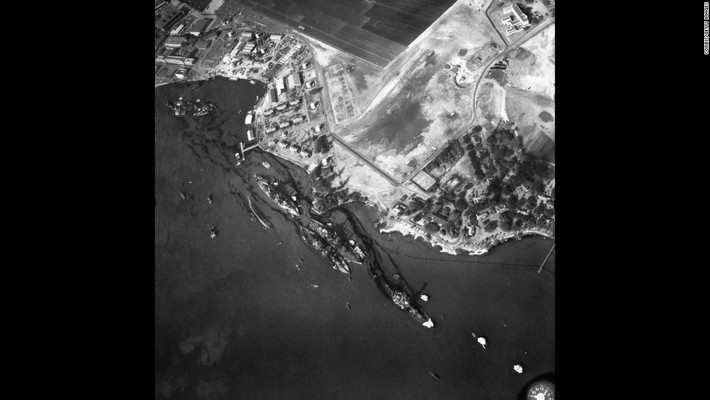 Ảnh chụp từ trên cao hàng loạt chiến hạm của Mỹ bao gồm: USS California, USS Maryland, USS Oklahoma, USS Tennessee, USS West Virginia và USS Arizona bị phá hủy bởi cuộc tấn công bất ngờ của Nhật Bản.
