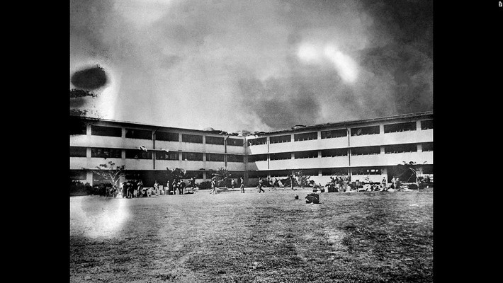 Khói lửa bốc lên nghi ngút ở căn cứ không quân Hickam Field gần Cảng Trân Châu.