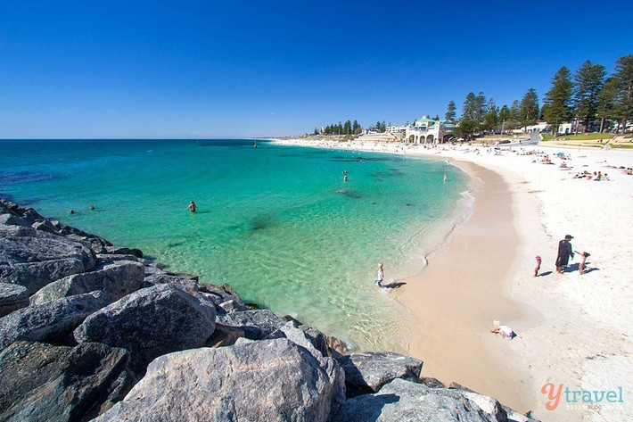 Australia có hơn 10.000 bãi biển. Do đó, bạn có thể đi du lịch mỗi bãi biển mới mỗi ngày trong suốt 27 năm mới khám phá hết các bãi biển của Australia. Đây là một sự thật khó tin khiến nhiều người ngạc nhiên và thích thú.