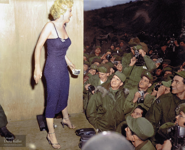 Hình ảnh lịch sử Marilyn Monroe hát trước binh lính Mỹ trong buổi đầu tiên của tour diễn 4 ngày tại Hàn Quốc tháng 2/1954.