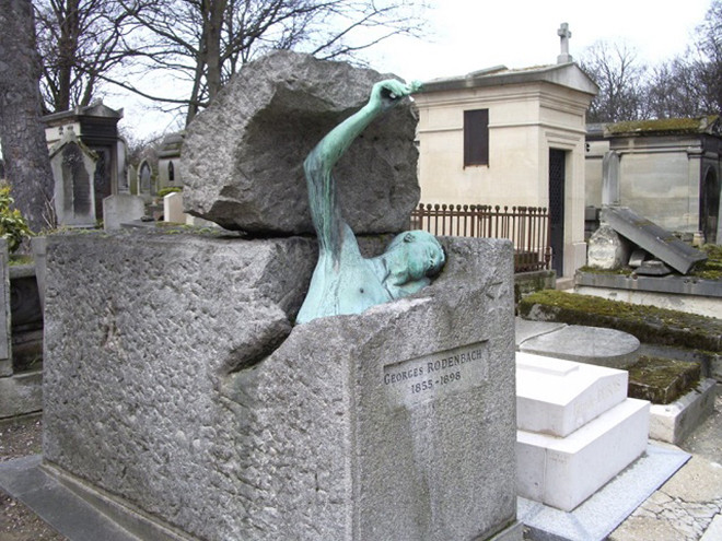 Ngôi mộ ấn tượng này nằm tại khu mộ Pere Lachaise, Paris, Pháp. Theo một số tài liệu, bức tượng trên như là một biểu tượng cho tác phẩm Bruges-la-Morte của nhà văn Georges Rodenbach. Trong tác phẩm đó, Georges Rodenbach nói về một người đàn ông khóc thương người vợ đã mất của mình.
