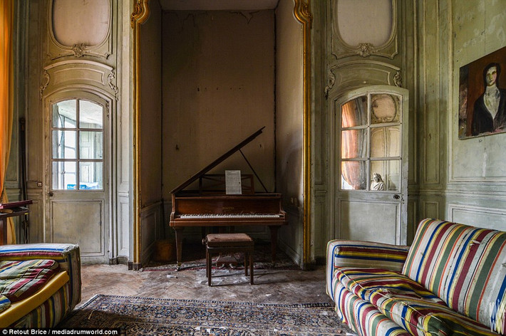 Chiếc đàn piano bị bụi phủ trắng xóa và trở nên cũ kỹ sau nhiều năm ngừng sử dụng.