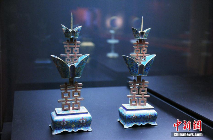 Cặp chân nến thời nhà Thanh sử dụng trong đám cưới của hoàng đế được trưng bày tại Bảo tàng Di sản Hong Kong. Ảnh: Chinanews.com.