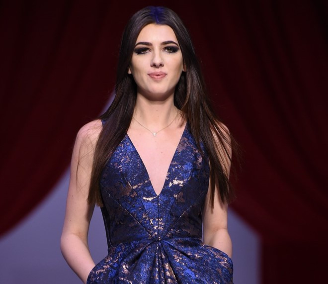 “Kyra sẽ chẳng bao giờ đi catwalk nếu đó không phải là chương trình của tôi. Cô ấy không kiếm tìm sự nổi tiếng, nhận lời trình diễn chỉ vì chúng tôi là bạn thân. Kyra là người luôn sẵn sàng làm mọi thứ vì bạn bè”, Andrew chia sẻ về "nàng thơ" của mình. Ảnh: Business Insider.
