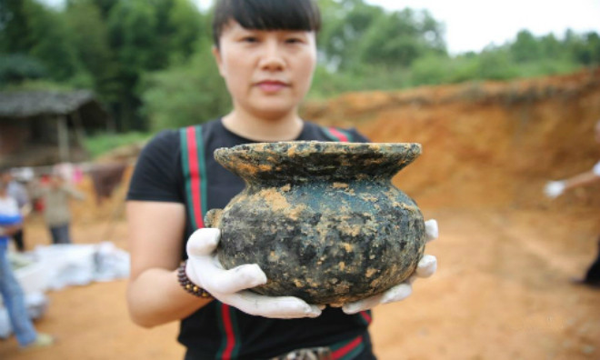 Tháng 9/2016, Dư Sĩ - người dân huyện Cát Thủy, tỉnh Giang Tây, Trung Quốc đào được 6 vật đồng đen trong lúc san bằng đất. Những cổ vật này được chế tạo từ thời Xuân Thu Chiến Quốc (năm 770 – 221 TCN) và đều là đồ dùng sinh hoạt, bao gồm ấm đồng, chĩnh đồng và đồ hâm rượu. Ảnh: QQ.