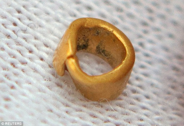 Các chuyên gia khảo cổ đã tìm thấy một miếng vàng với đường kính chỉ 4mm ở thành phố Pazardzhik, phía nam Bulgari. Nó được xác định có niên đại khoảng 4.500 - 4.600 năm TCN, hơn món vàng từ thời kỳ đồ đồng từ thành phố Varna cũng ở Bulgari năm 1972. Do vậy, nó được cho có thể là cổ vật lâu đời nhất châu Âu hay thậm chí là thế giới. Ảnh: Reuters.