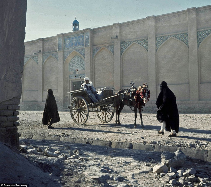 Trong chuyến thăm Afghanistan năm 1974, ông Pommery đã đi cùng vợ và những người bạn. Trong ảnh là hai phụ nữ Afghanistan đi qua cỗ xe ngựa kéo ở Herat - thành phố lớn thứ ba ở Afghanistan.