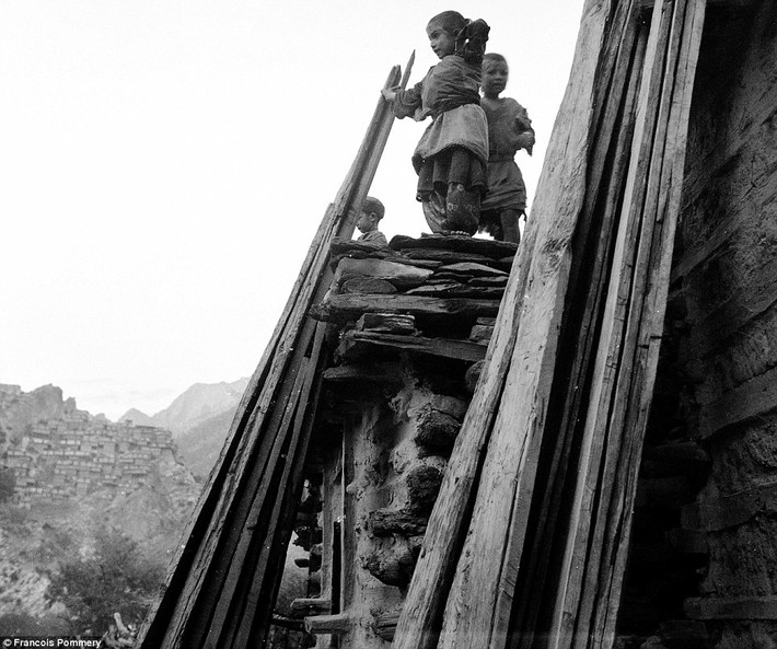 Những người dân sống ở Nuristan (trong ảnh) được cho là hậu duệ của Alexander Đại đế bởi một số người có mái tóc màu vàng và đôi mắt màu xanh.