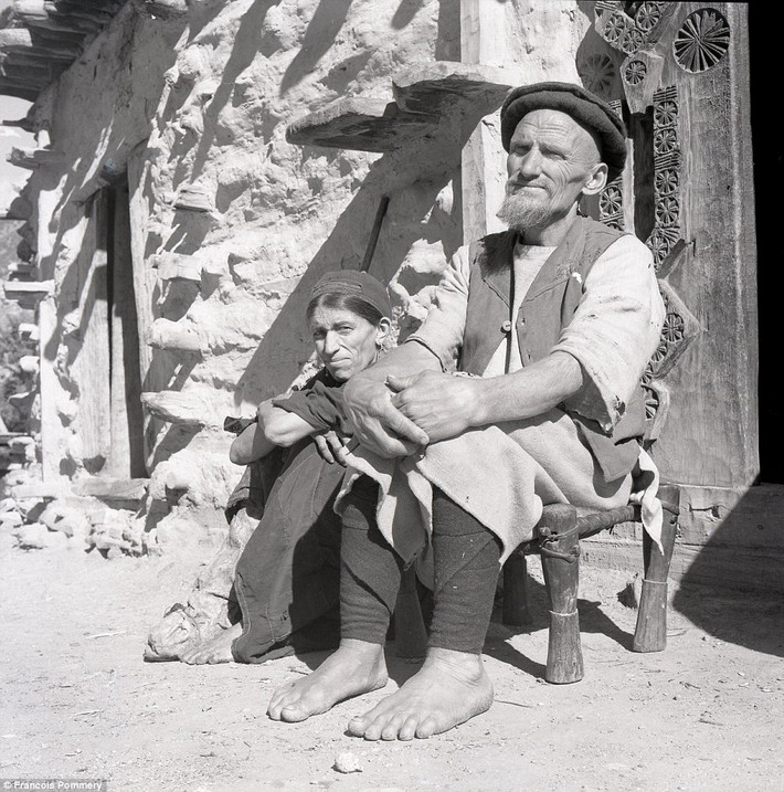 Một cặp vợ chồng ngồi thư thái trước nhà ở ngôi làng Waigal, tỉnh Nuristan năm 1969.