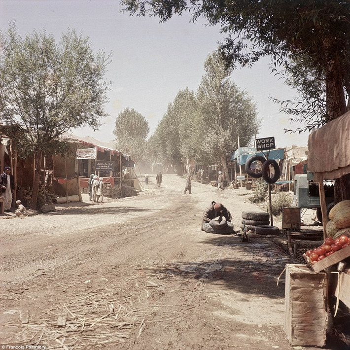 Một cửa hàng sửa chữa ở ven đường Bamiyan. Hình ảnh cuộc sống bình yên ở Afghanistan đã hấp dẫn, thu hút nhiếp ảnh gia người Pháp Pommery.