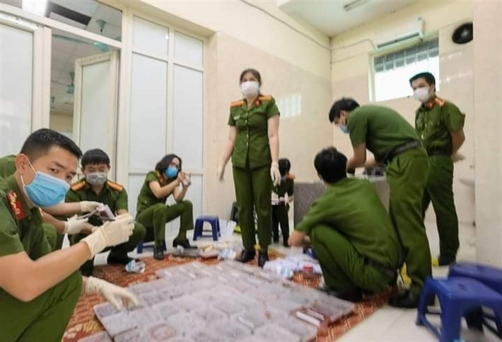 1.300 thi hài thai nhi trong tủ lạnh: Ngày 29/5, Công an quận Hà Đông (TP Hà Nội) đang xác minh, làm rõ một nhóm thanh niên đang cất giữ, bảo quản 1.300 thi hài thai nhi trong tủ đông lạnh. Bước đầu, Công an quận Hà Đông chưa phát hiện dấu hiệu hình sự và đây là nhóm thiện nguyện, thường đi các phòng khám tư nhân, các bệnh viện thu gom xác thai nhi bị vứt bỏ rồi đem đi hậu táng.