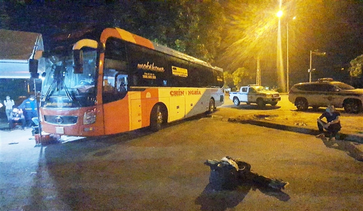 Tài xế nhổ nước bọt vào CSGT: Công an huyện Hòa Vang (Đà Nẵng) cho biết, đơn vị đang tiếp tục điều tra, xử lý vụ việc tài xế xe khách Chín Nghĩa chống đối lực lượng chức năng tại chốt kiểm soát dịch COVID-19. Hiện cơ quan chức năng xác định trên xe khách này có chở theo nhiều chó mèo, không rõ nguồn gốc, xuất xứ. Trước đó, tài xế Nguyễn Quốc Tuấn không xuất trình được các giấy tờ xác định địa điểm xuất phát, địa điểm đến của phương tiện và có hành vi nhổ nước bọt vào lực lượng chức năng.