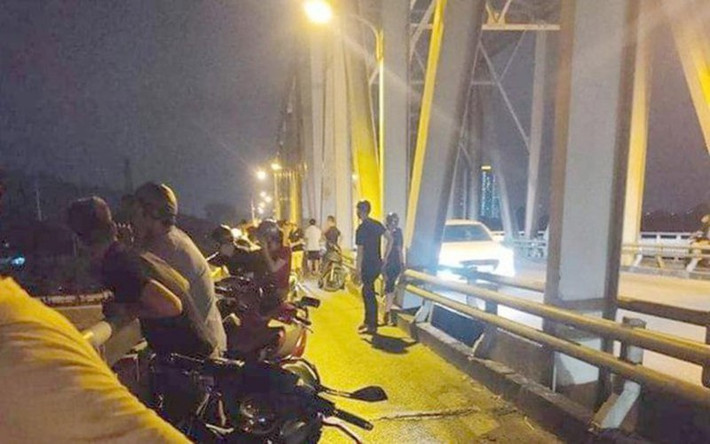 Thi thể thầy giáo có 3 vết đạn: Công an huyện Nghi Xuân, tỉnh Hà Tĩnh đang phối hợp cùng các đơn vị liên quan tiếp tục điều tra nguyên nhân tử vong của anh H.N.T. (39 tuổi, giáo viên một trường cấp 2 ở huyện Hương Khê, tỉnh Hà Tĩnh) sau khi người dân phát hiện thi thể của anh dưới sông Lam, cách chân cầu Bến Thủy khoảng 50 m. Phần đầu của nạn nhân có 3 vết đạn, nhưng chưa xuyên vào hộp sọ.