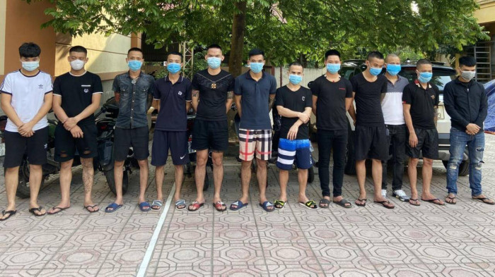 Ăn nhậu bị phạt 180 triệu đồng: Ngày 29/5, Công an huyện Yên Phong, tỉnh Bắc Ninh vừa hoàn thiện hồ sơ, tham mưu Chủ tịch UBND huyện này ban hành quyết định xử phạt 12 thanh niên với tổng số tiền 180 triệu đồng về hành vi tụ tập uống rượu giữa mùa dịch COVID-19.
