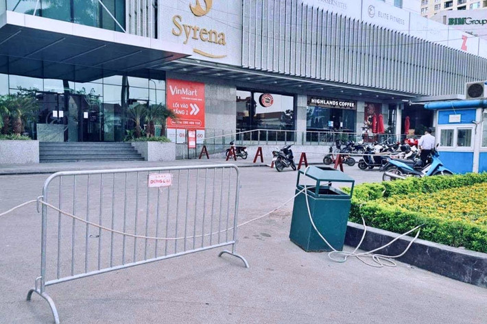 Phong toả toà tổ hợp khách sạn, căn hộ đường Xuân Diệu: Sau khi ghi nhận trường hợp chuyên gia Nhật Bản dương tính với SARV-CoV-2, toà nhà tổ hợp khách sạn, căn hộ cho thuê Fraser Suites số 51 Xuân Diệu, quận Tây Hồ - nơi chuyên gia 40 tuổi, làm tại Công ty Canon ở Khu công nghiệp Quế Võ (Bắc Ninh) dương tính sinh sống đã tạm thời bị phong toả.