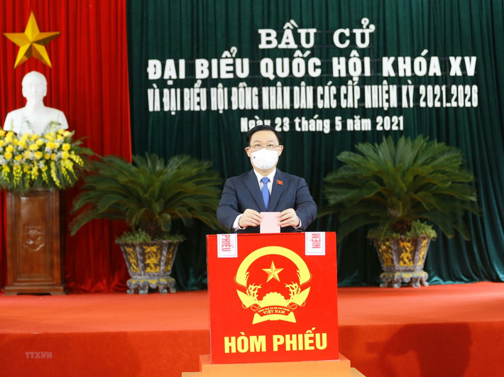 Chủ tịch Quốc hội Vương Đình Huệ bỏ phiếu.