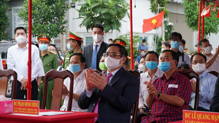 Đúng 7h, Thủ tướng Phạm Minh Chính dự lễ khai mạc bầu cử đại biểu Quốc hội khóa XV và HĐND các cấp nhiệm kỳ 2021-2026 tại ở đơn vị bầu cử số 1, khu vực bỏ phiếu số 18, phường Cái Khế, quận Ninh Kiều, thành phố Cần Thơ.