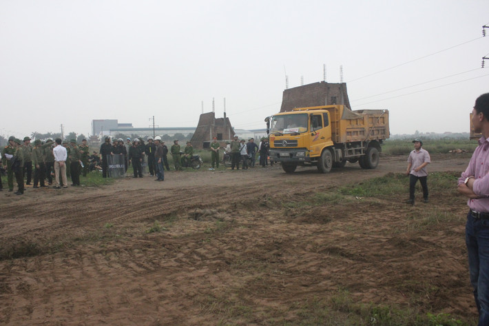 Trước đó, vào ngày 10/7/2015, trong khi một số đơn vị thi công đưa máy xúc vào phục vụ triển khai dự án đã bị một số người dân Cẩm Điền ra chặn. Trong quá trình xảy ra xô xát, phát hiện bà Lê Thị Châm (54 tuổi, thôn Hoàng Xá, xã Cẩm Điền) bị nằm dưới bánh xe xích trong tình trạng chấn thương nặng. Ngay sau đó, thông tin vụ việc này đã khiến dư luận đặc biệt quan tâm.