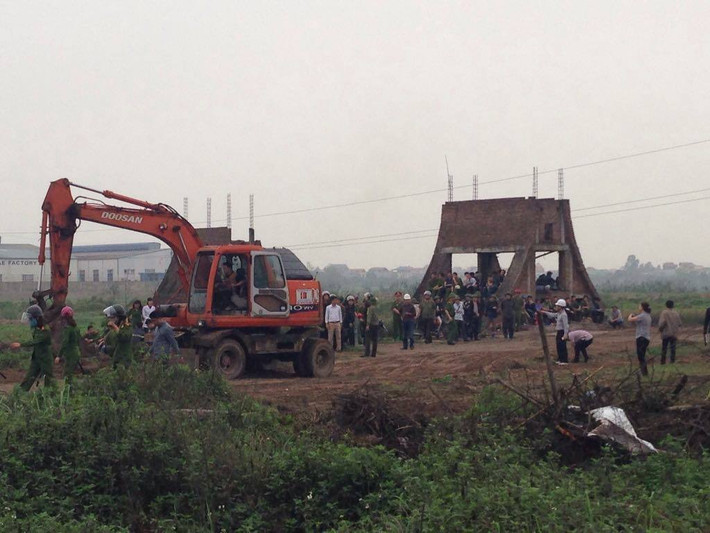 Lực lượng thi công đã phá dỡ các lều lán, rào chắn dẫn vào KCN do người dân Cẩm Điền dựng lên để mở đường cho các xe chở vật liệu lưu thông. Hơn 100 xe tải của đơn vị thi công đã được huy động phục vụ việc thi công.