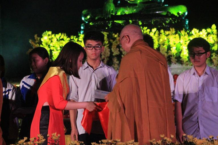 Tại đêm khai mạc đại lễ, Hòa thượng Thích Quảng Tùng,Phó Chủ tịch Hội đồng Trị sự trung ương Giáo hội Phật giáo Việt Nam; ông Nguyễn Văn Thành - Thứ trưởng Bộ Công an và ông Lê Văn Thành - Bí thư Thành ủy, Chủ tịch UBND TP Hải Phòng,… cùng trao 100 suất quà, mỗi suất trị giá 500.000 ngàn đồng tới tay các cháu học sinh nghèo vượt khó.