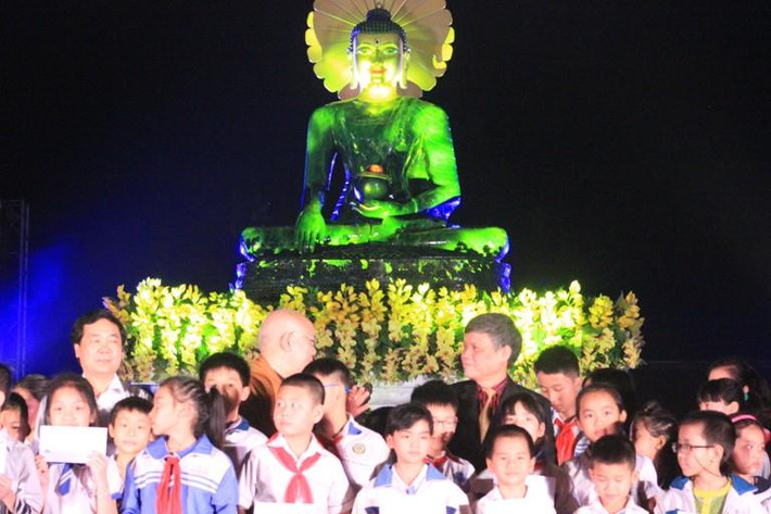 Hình ảnh Đức Phật với tư thế “xúc đại ấn” trong Bảo Tháp Đại Bồ Đề ở Bồ Đề Đạo Tràng, Ấn Độ đã được chọn làm mẫu tượng cho Phật Ngọc. Tôn tượng hoàn thiện cao 2,54m, ngang 1,77m, nơi dày nhất khoảng 1m gồm 5 phần ghép lại là kim thân, nhục kế, hào quang, tòa sen và bình bát. Đức Phật bằng ngọc ngồi thiền trên tòa sen trong tư thế padmasana nghĩa là “Liên hoa tọa” trông rất uy nghi, thần thái đầy từ bi. Hai bàn tay Đức Phật được tạo hình mỹ thuật với tay phải thòng xuống chấm đất, các ngón tay sít sao úp vào phía trong gần đầu gối phải. Bàn tay trái ngửa ra với các ngón tay hơi cong lên, đặt giữa hai đùi. Cùng với tượng là 2 vòng hào quang đường kính khoảng 1m được thiết kế mỹ thuật, tinh xảo.