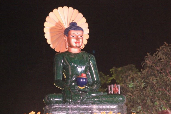 Vào hồi 18h ngày 8/4, tại chùa Hồng Phúc (Quận Kiến An, TP Hải Phòng), Đại lễ Chiêm bái tượng Phật ngọc Hòa bình thế giới đã chính thức được khai mạc. Đại lễ kéo dài đến ngày 20/4/2016 (tức từ ngày 02/3 đến ngày 14/3 âm lịch). Theo nghi lễ, vào đúng 19h30 các chư tăng và đại biểu sẽ kéo chiếc khăn phủ Phật Ngọc xuống để Tăng Ni, Phật tử và nhân dân được chiêm bái Tôn tượng quý báu nhất thế giới. Tuy nhiên, quá hoan hỉ với tấm chân tình của chúng phật tử Việt Nam nên Đức Phật đã quang lâm trước giờ kéo khăn phủ khai quang...