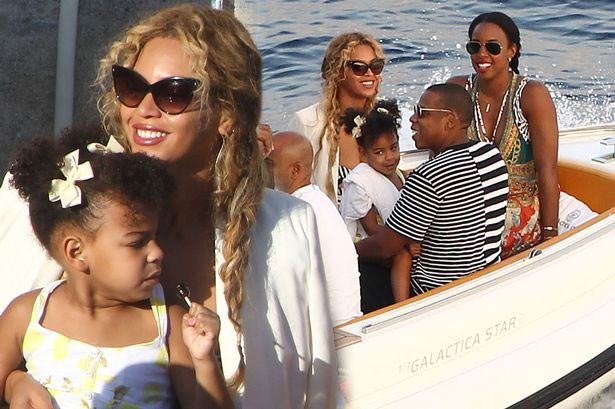 Beyonce từng bỏ ra 40 triệu USD để mua máy bay riêng làm quà tặng chồng, mua chiếc quần legging giá 100.000 USD và trong MV mới đây, cô còn đổ một chai rượu vang giá 20.000 USD để quay phim. Để có thể mạnh tay chi tiêu như vậy, năm 2015, Beyonce đã kiếm được 260 triệu USD.