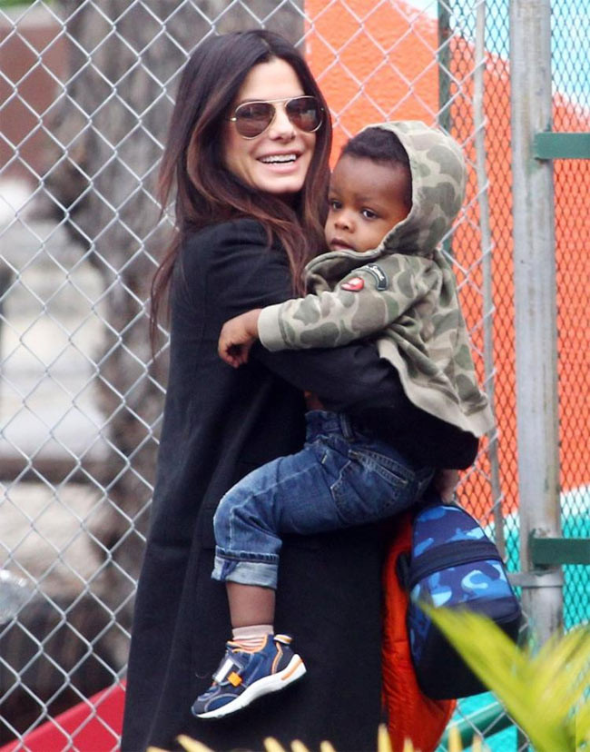Nữ diễn viên Sandra Bullock muốn con trai trở thành một người am hiểu nghệ thuật nên đã không tiếc tiền mua cho con bức tranh của họa sĩ Andy Warhol giá 14.000 USD.