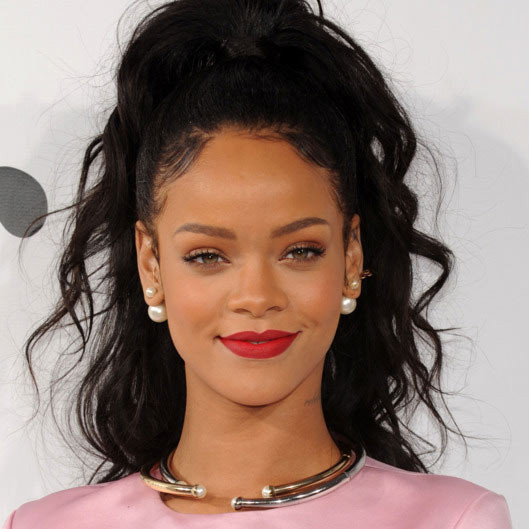 Rihanna mỗi năm lại tiêu tốn 1 triệu USD để chăm sóc tóc.
