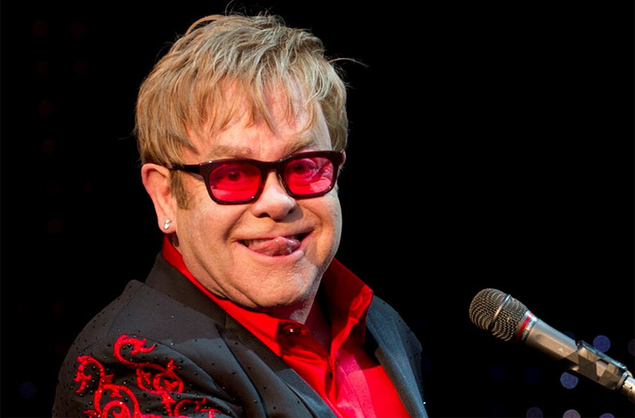 Elton John thừa nhận anh có sở thích tiêu tiền. Riêng hóa đơn chi trả tiền hoa của nam ca sĩ nổi tiếng đã là nửa triệu USD trong vòng chưa đầy 2 năm.