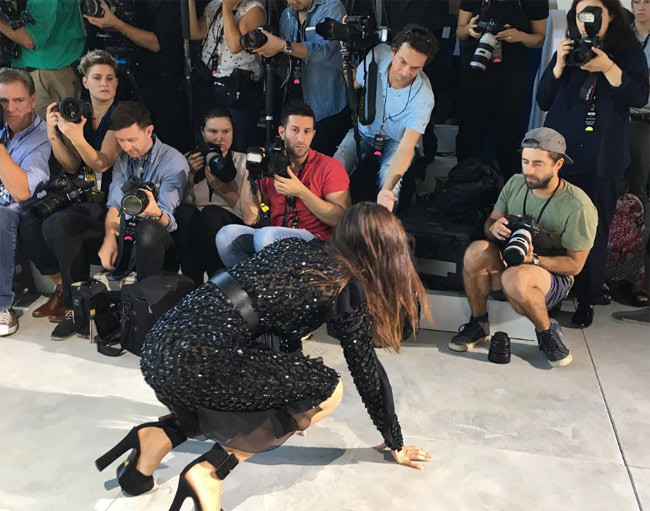 Cú ngã của Bella Hadid đã thu hút được sự chú ý của tất cả các phóng viên có mặt.