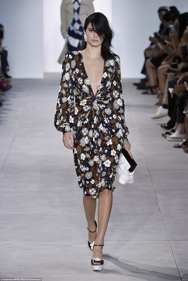 Tham gia show diễn của Michael Kors ngoài Bella Hadid còn có bạn thân của cô, người mẫu trẻ mới nổi Kendall Jenner.