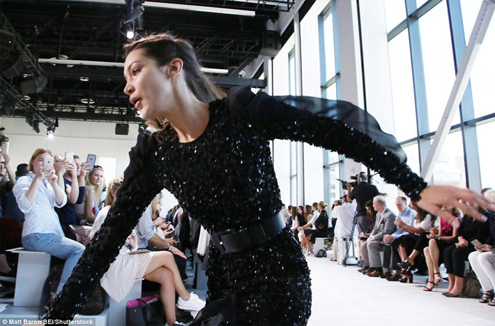 Bella Hadid ngã chỏng vó trên sàn catwalk khi cô đang làm mẫu cho Michael Kors trong khuôn khổ Tuần lễ Thời trang New York.