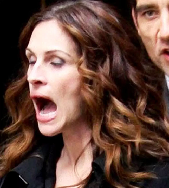 Julia Roberts bị chộp khoảnh khắc xấu xí lúc đang nhắm mắt, há miệng.