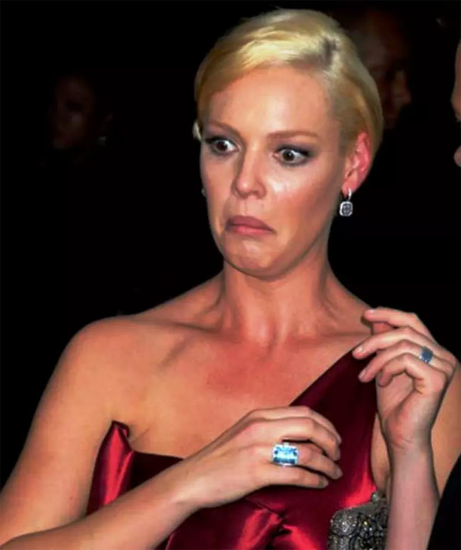 Katherine Heigl trợn mắt, bặm môi khi nhìn thấy thứ gì đó quá sức tưởng tượng của cô.