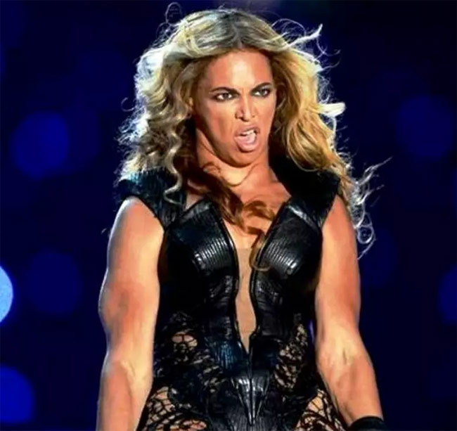 Hình ảnh méo mó đến không nhận ra của Beyonce khi cô biểu diễn trên sân khấu Super Bowl. Hình ảnh xấu xí của ngôi sao Hollywood được báo chí nhắc đi nhắc lại nhiều năm qua.