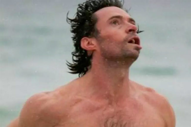 Động tác lắc đầu khi vừa bơi dưới biển lên của Hugh Jackman bị paparazzi chộp được khiến khuôn mặt của anh không còn nhận ra.