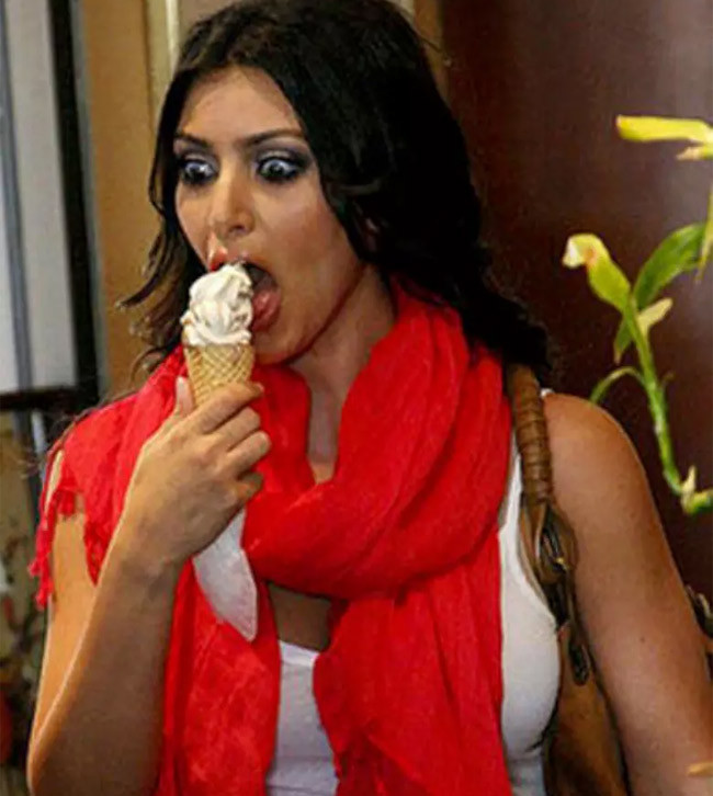 Phản ứng của Kim Kardashian trong bức ảnh này khiến mọi người không hiểu cô đang nghĩ gì khi lại trợn tròn mắt như vậy khi đang ăn kem.