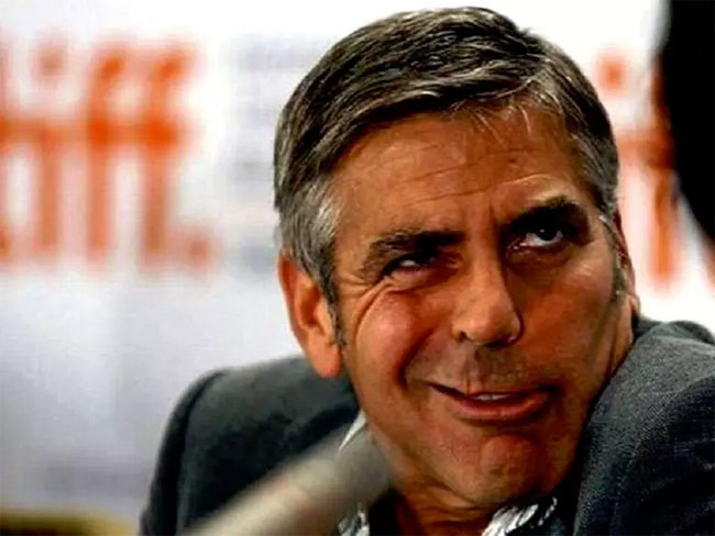 Khuôn mặt đẹp trai của nam tài tử Hollywood George Clooney bỗng biến dạng trong bức ảnh chụp anh lúc nheo mắt, méo mồm.