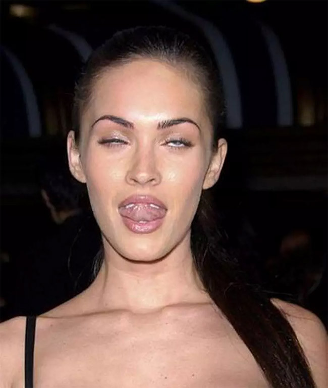 Megan Fox mất hẳn hình tượng sexy xinh đẹp khi lộ bức ảnh hai mắt khép hờ mơ màng, lưỡi thì đang lè ra như vậy.