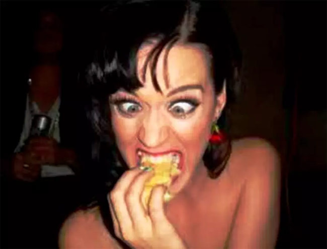 Khoảnh khắc Katy Perry trợn mắt ăn miếng bánh được cho là một trong những khoảnh khắc xấu xí nhất của sao Hollywood.