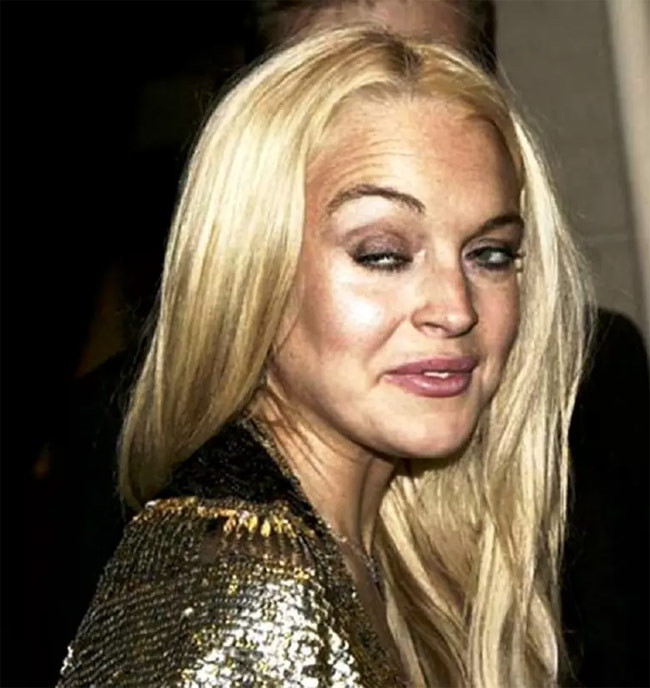 Mắt nhắm mắt mở cùng khuôn mặt mệt mỏi, nhìn sắc diện Lindsay Lohan như một cô nàng đang say thuốc.