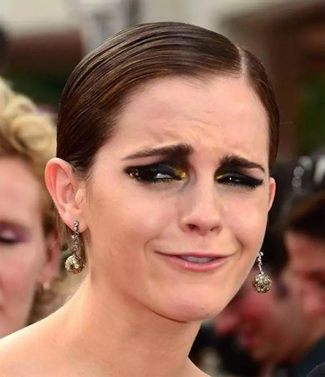 Emma Watson bị chụp cảnh nhăn nhúm mặt mày trên thảm đỏ một sự kiện.