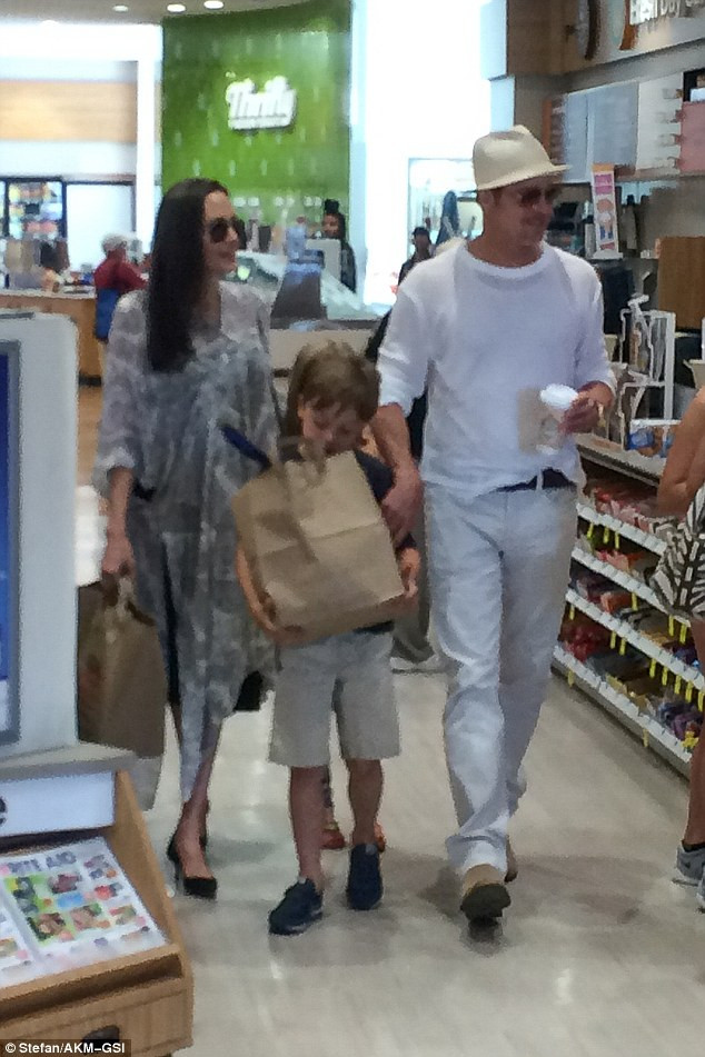 Trông Brad Pitt và Angelina Jolie rất thoải mái không hề có dấu hiệu họ sẽ chia tay nhau vài tuần sau đó.